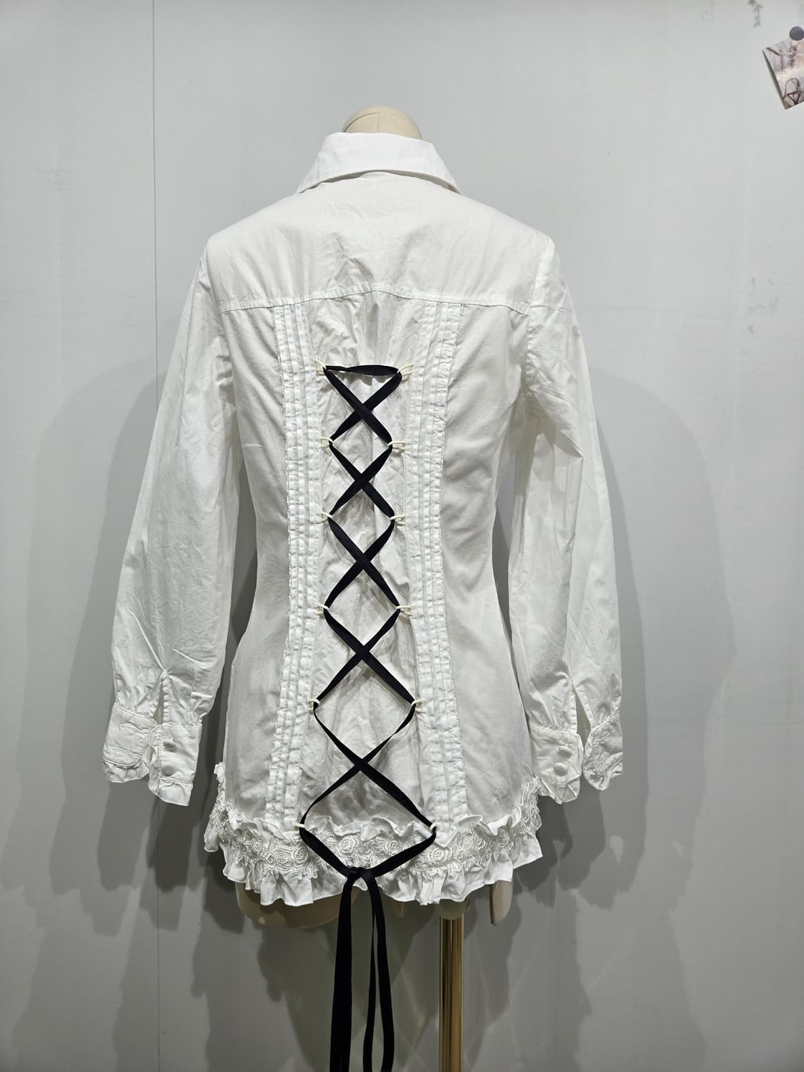 바디 라인 레이스 프릴 블라우스 화이트 상품이미지2