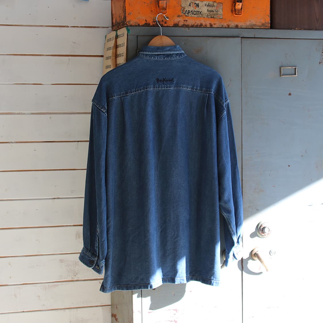 (착용컷) BON GIOVANE 자수 데님 셔츠 (남성용 105) 상품이미지2