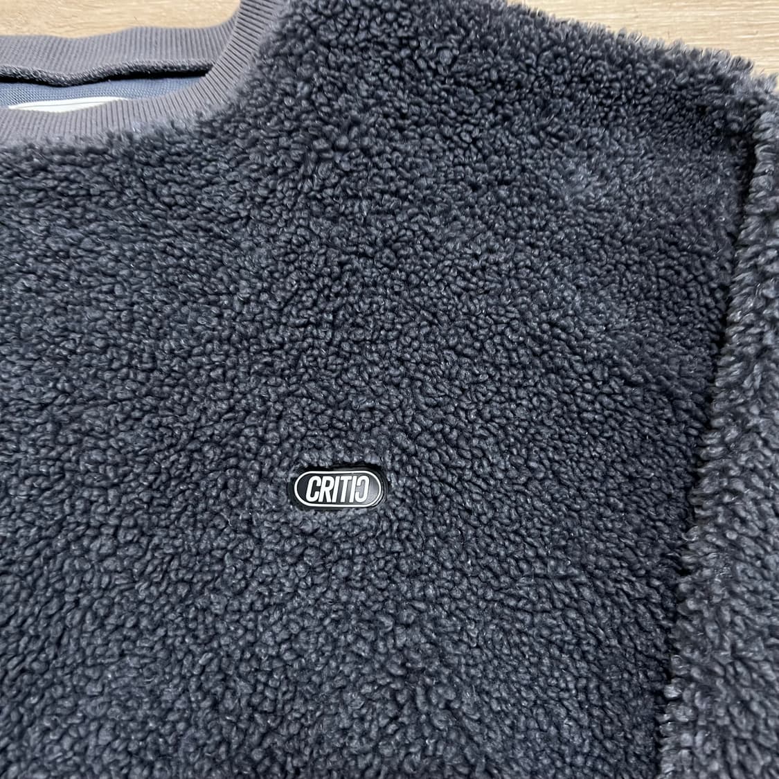 크리틱 로고 와펜 뽀글이 크루넥 웜업 맨투맨[차콜] XL/105 상품이미지4