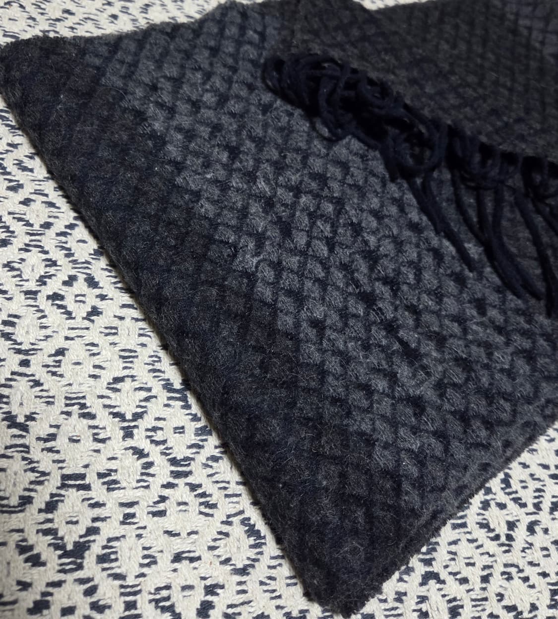 울 혼방 소재 다크 그레이 머플러 상품이미지3