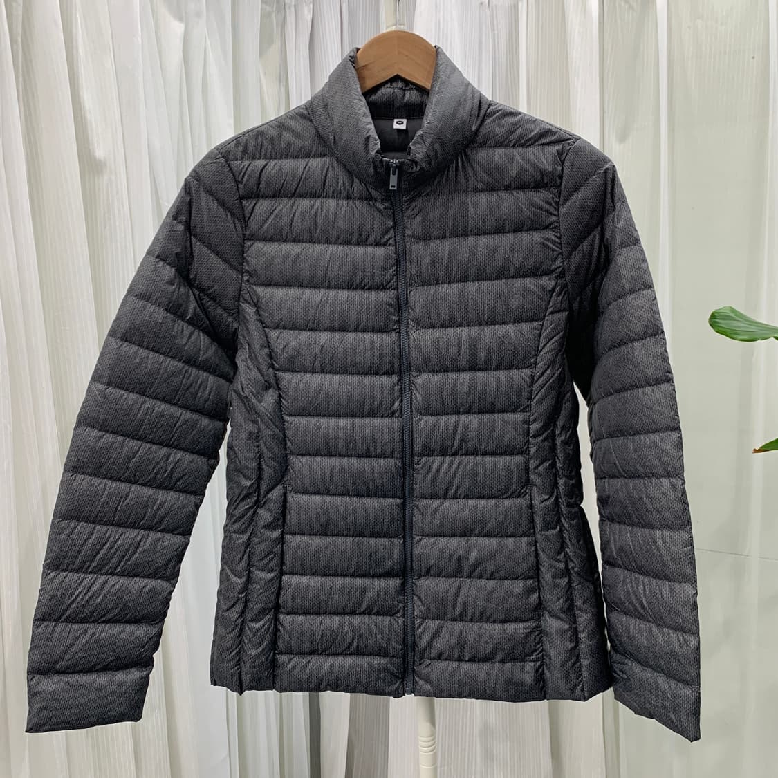 차콜 스카시 니트 패턴 구스다운 경량 패딩 1747 상품이미지1