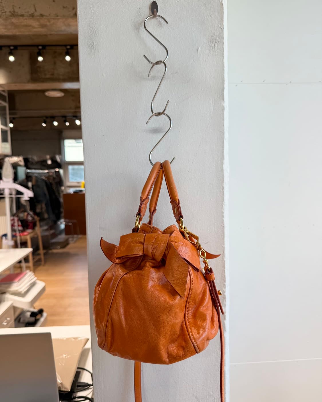 미우미우 오렌지 비텔로 럭스 토트백 상품이미지6