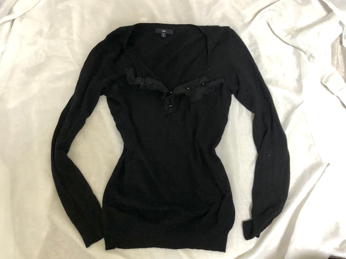 GAP 프릴 단추 니트 블랙 공겜여주 상품이미지2