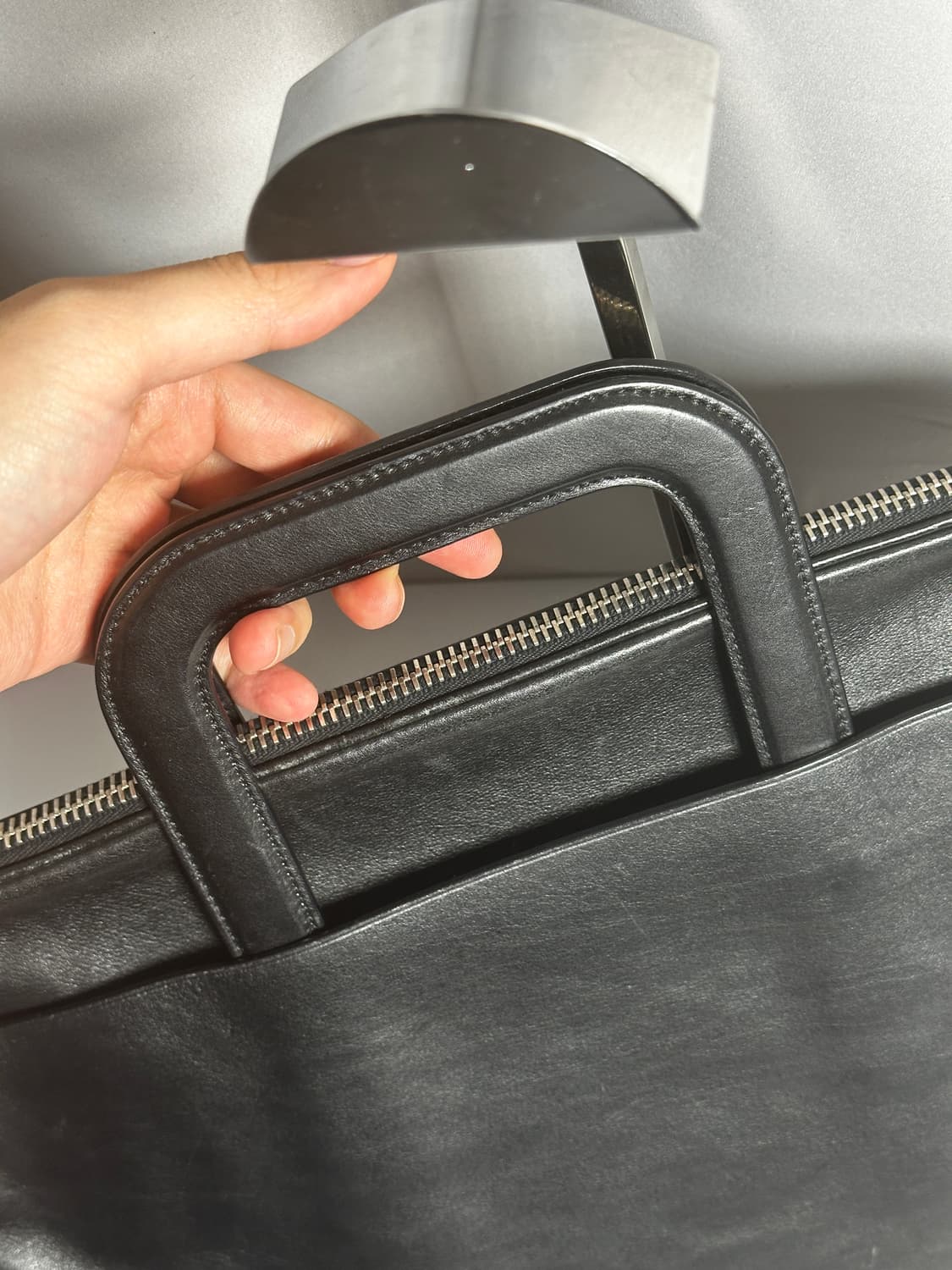 프라다 블랙 카프스킨 슬라이드 핸들 브리프케이스 상품이미지9