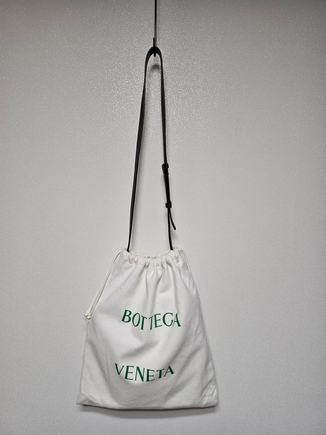 보테가 베네타 램스킨 레더 카세트백 블랙 상품이미지1