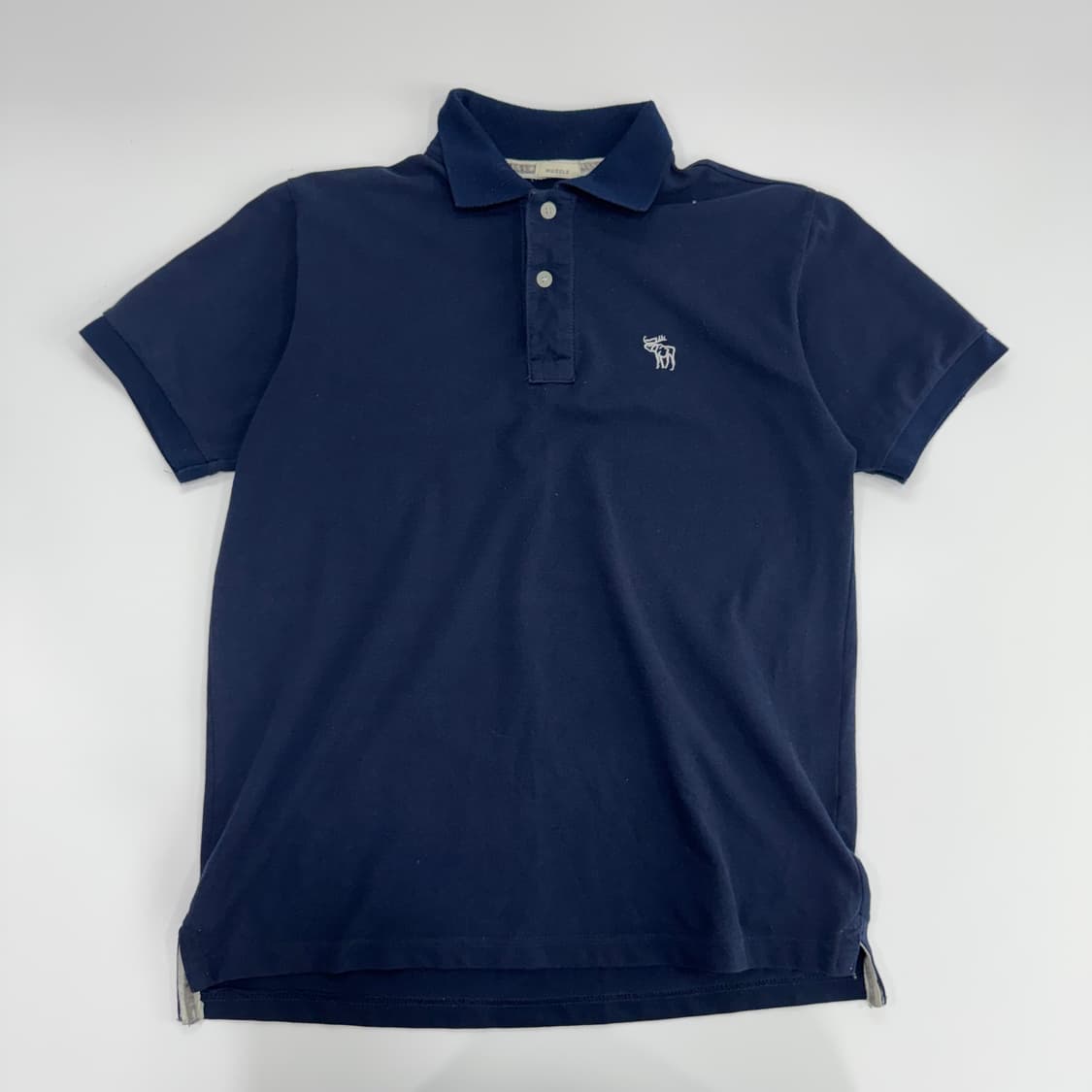 Abercrombie 아베크롬비 화이트 로고 네이비 반팔 카라티  상품이미지3