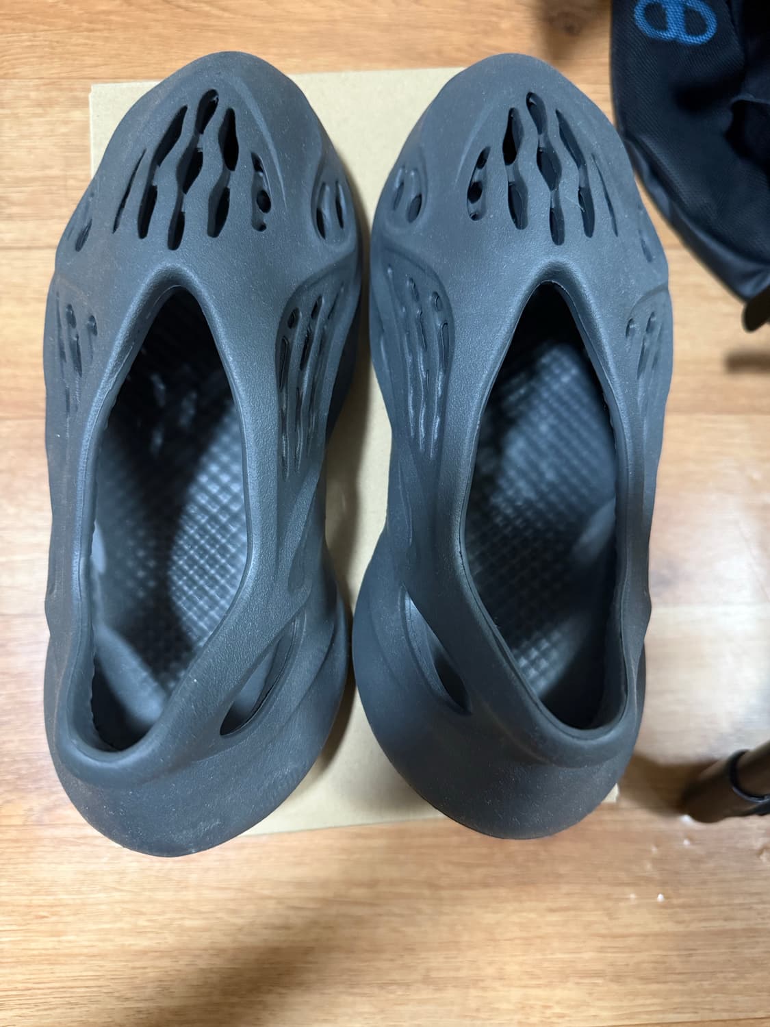 [255] 이지 폼러너 오닉스 상품이미지3