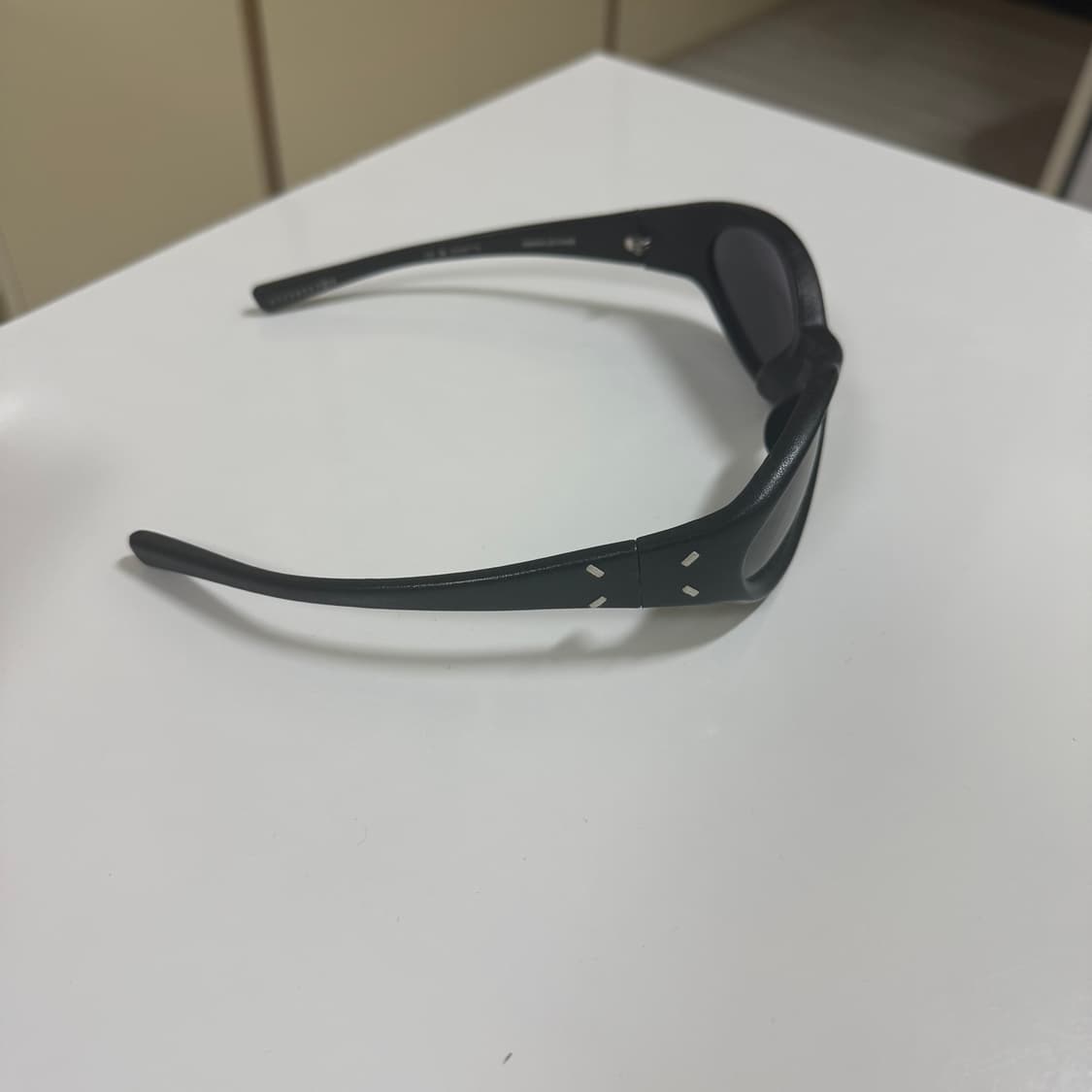 젠틀몬스터 마르지엘라 mm104 레더 선글라스 판매합니다. 상품이미지4