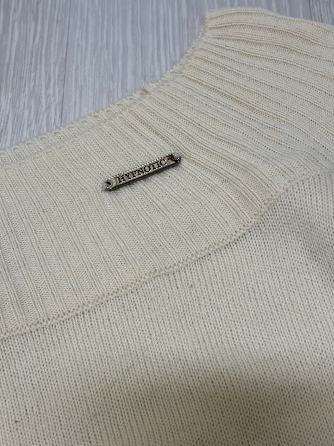 (새상품)히프나틱 메이드 러브잇 오프숄더 버터색 상품이미지4