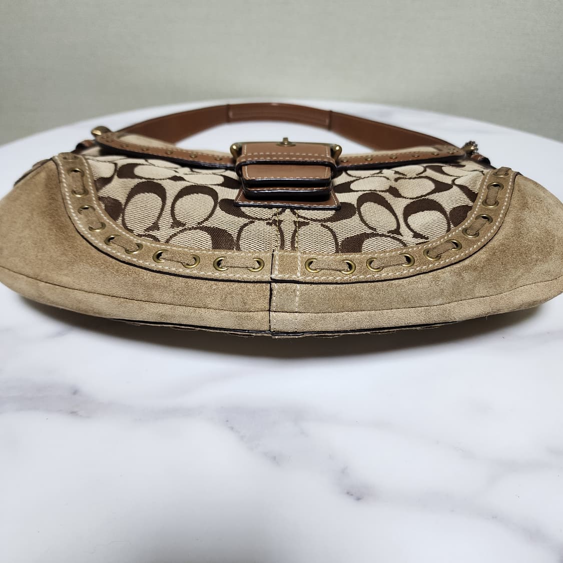 코치 스웨이드 버클 숄더백 상품이미지8