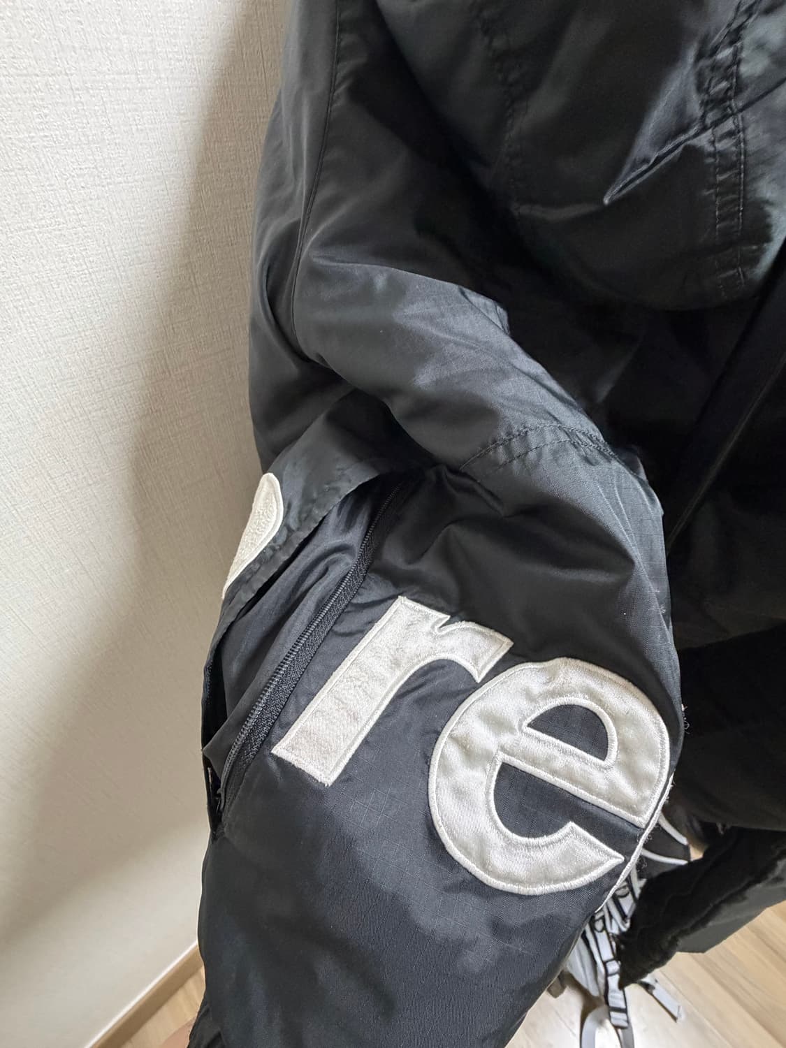 슈프림 16fw 사이드로고 패딩 상품이미지4