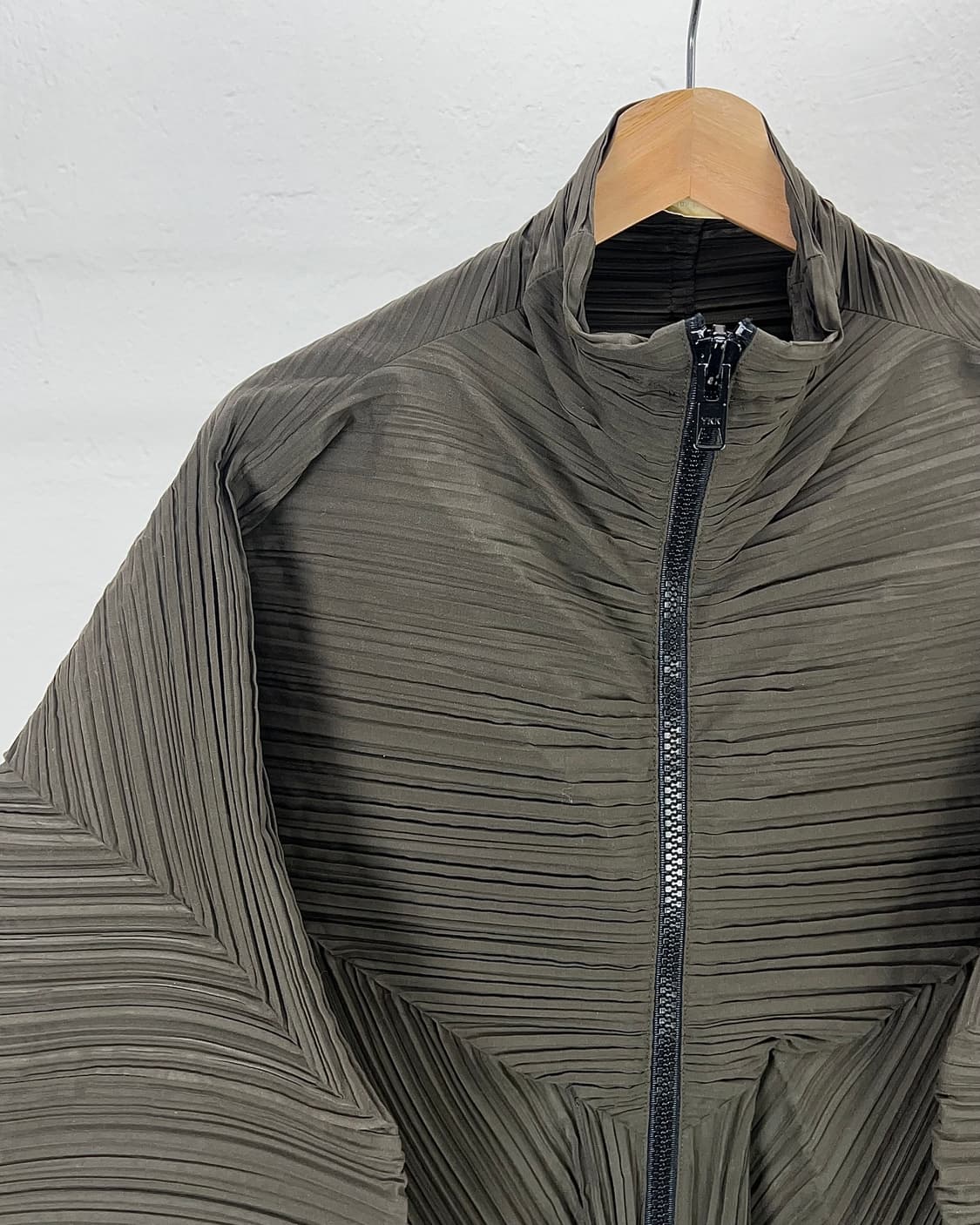 이세이 미야케 89-90AW 카키 플리츠 셋업 상품이미지3