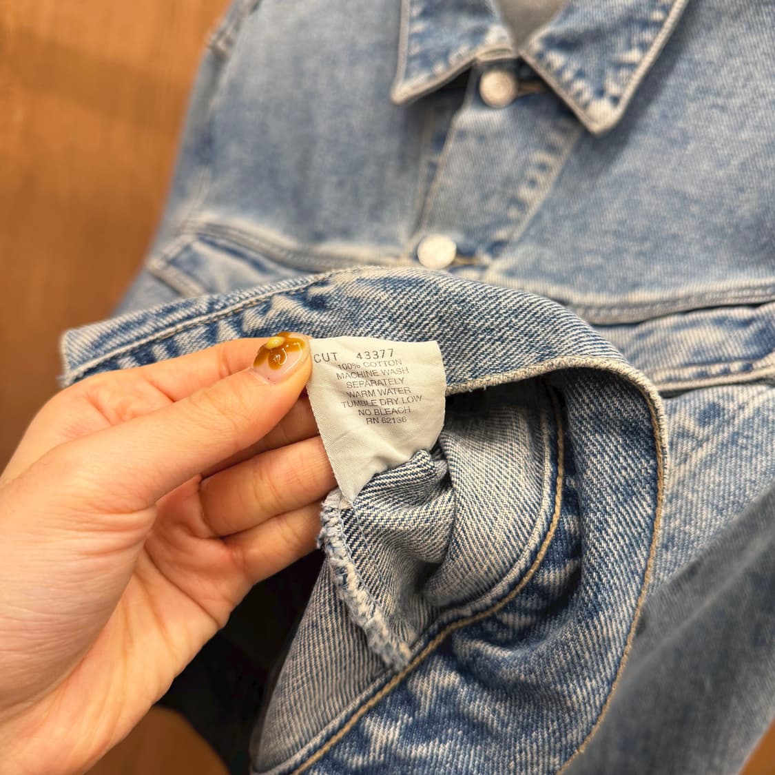 게스 데님 자켓 크롭 핏 포켓 버튼 워싱 스티치 디테일 블루 상품이미지8