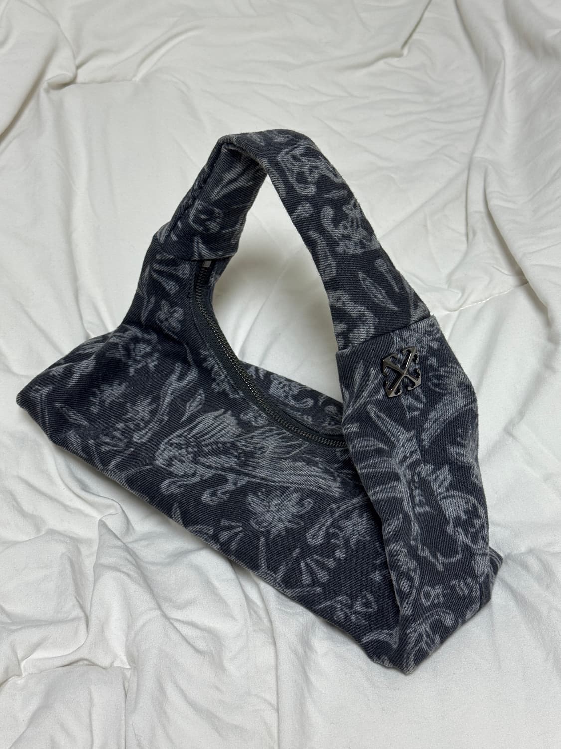 오프화이트 crescent 패턴 숄더백 블랙데님 상품이미지1