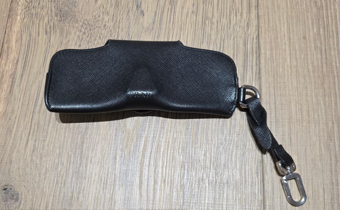 프라다 블랙 색상 가죽 안경 케이스입니다.  상품이미지2