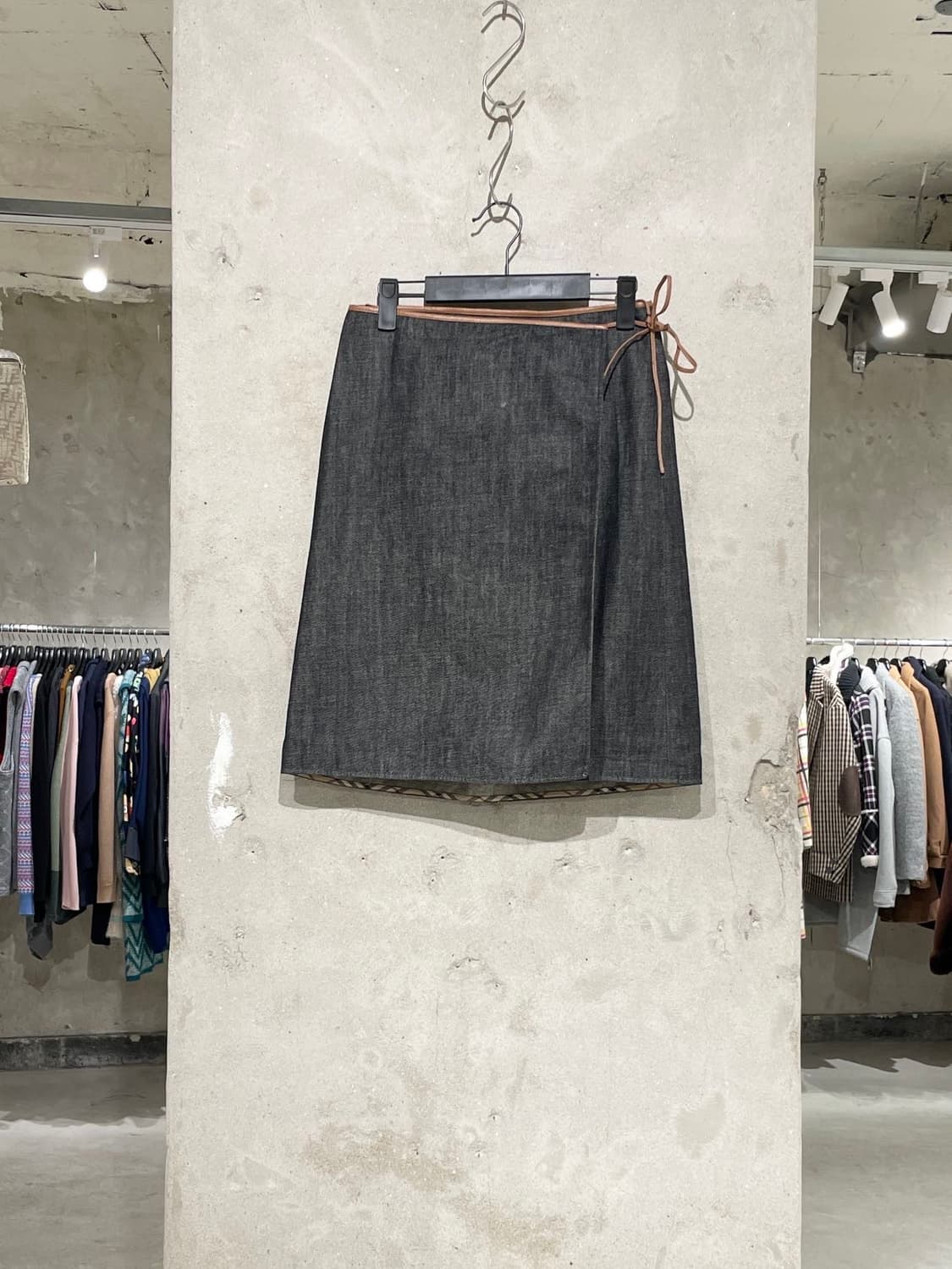 버버리 블루라벨 흑청 랩핑 스트링 데님 미디스커트 상품이미지1