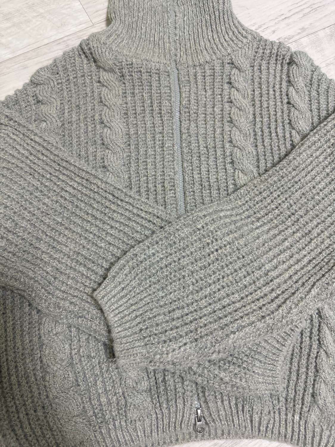 에이블리 하이넥 벌룬 투웨이 꽈배기 니트집업 카키색 상품이미지2