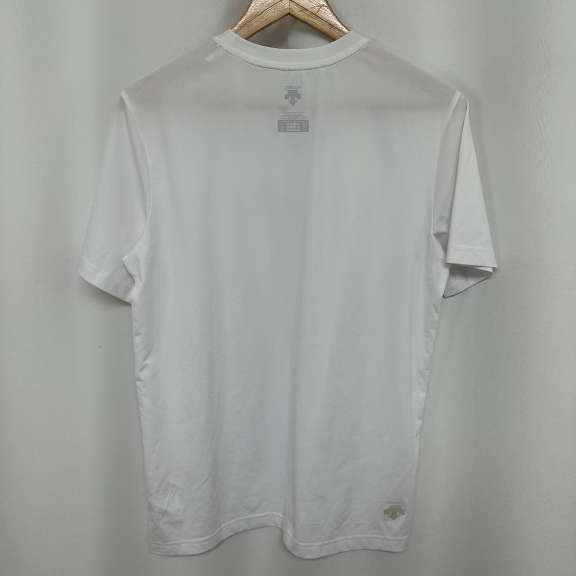  데상트 남자 얇은 스판 반팔티 화이트 95 상품이미지9