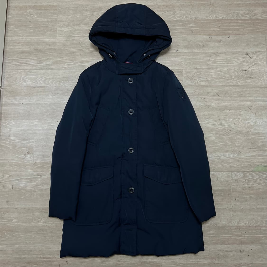 타미힐피거 여성 덕다운 스몰플래그 후드 롱패딩 [네이비] M/95 상품이미지1