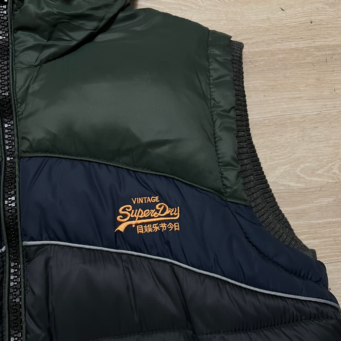 슈퍼드라이 뽀글이 플리스 안감 후드 배색 패딩조끼 [블랙] M/95 상품이미지4