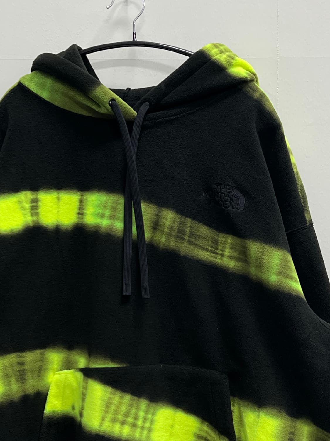 (새상품) 노스페이스 화이트라벨 오버핏 플리스 후드 티 블랙/네온 상품이미지3