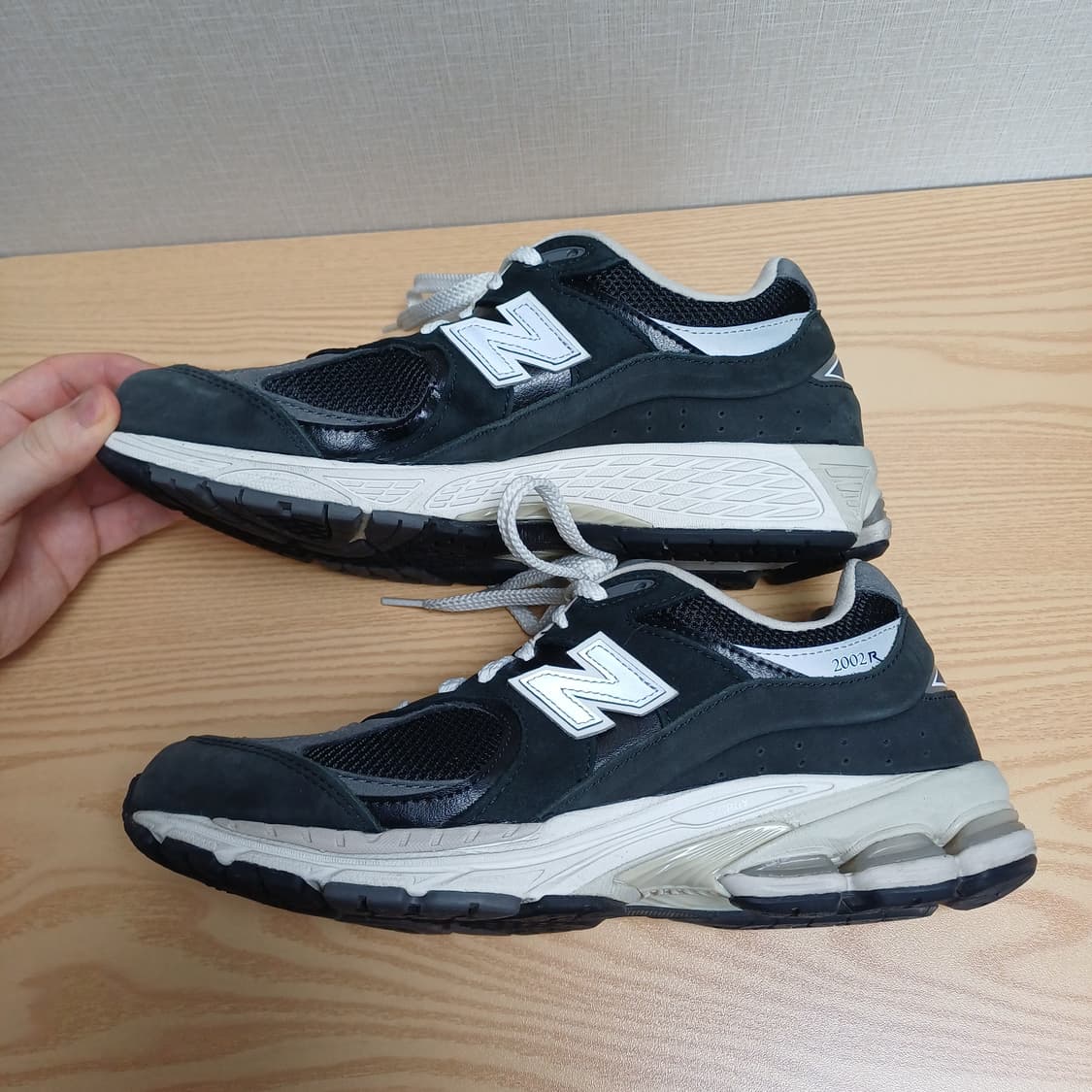 뉴발란스 2002r 프리미엄 빈티지 블랙 265사이즈 상품이미지2