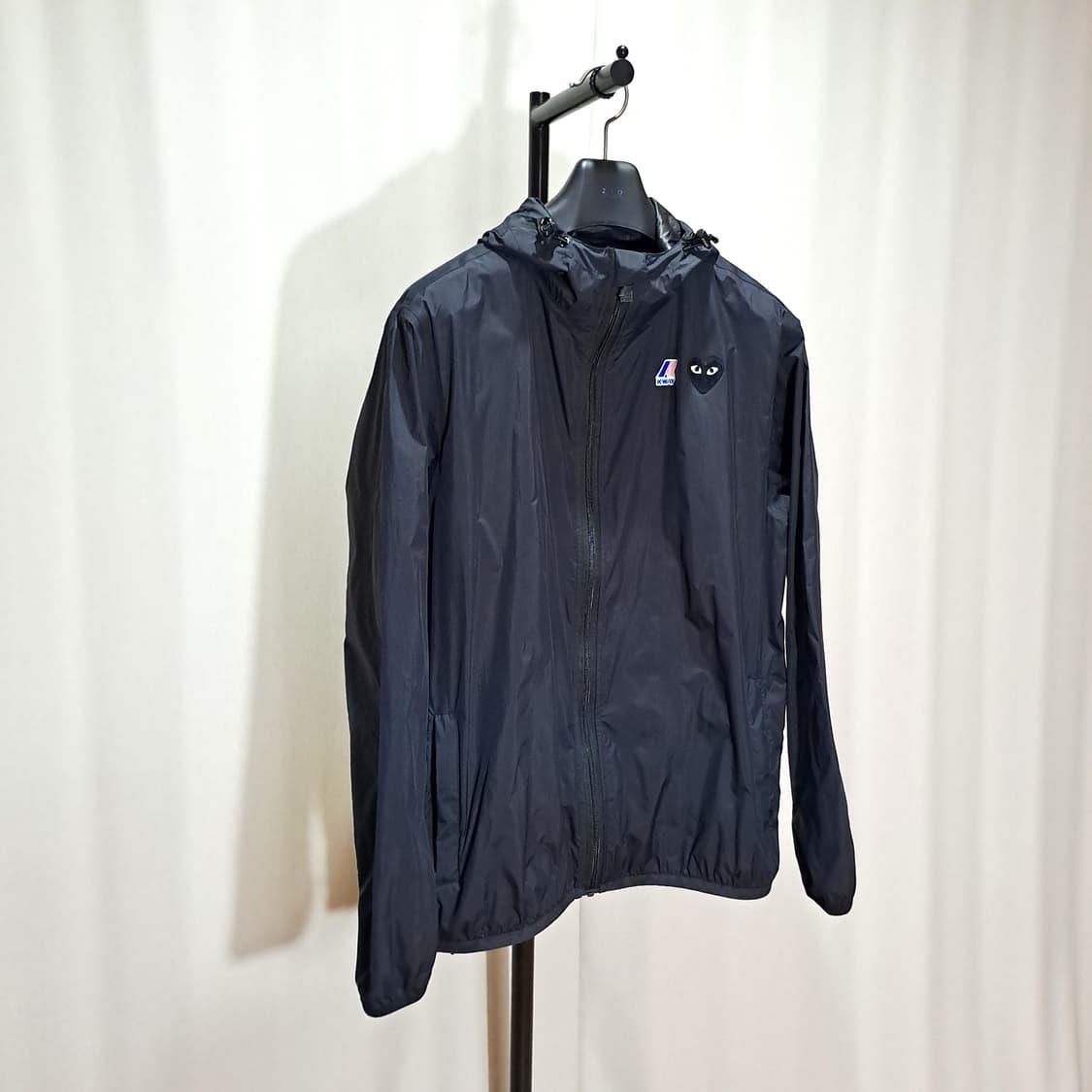 (택포) 꼼데가르송 케이웨이 블랙패치 바람막이 110 B548 상품이미지2