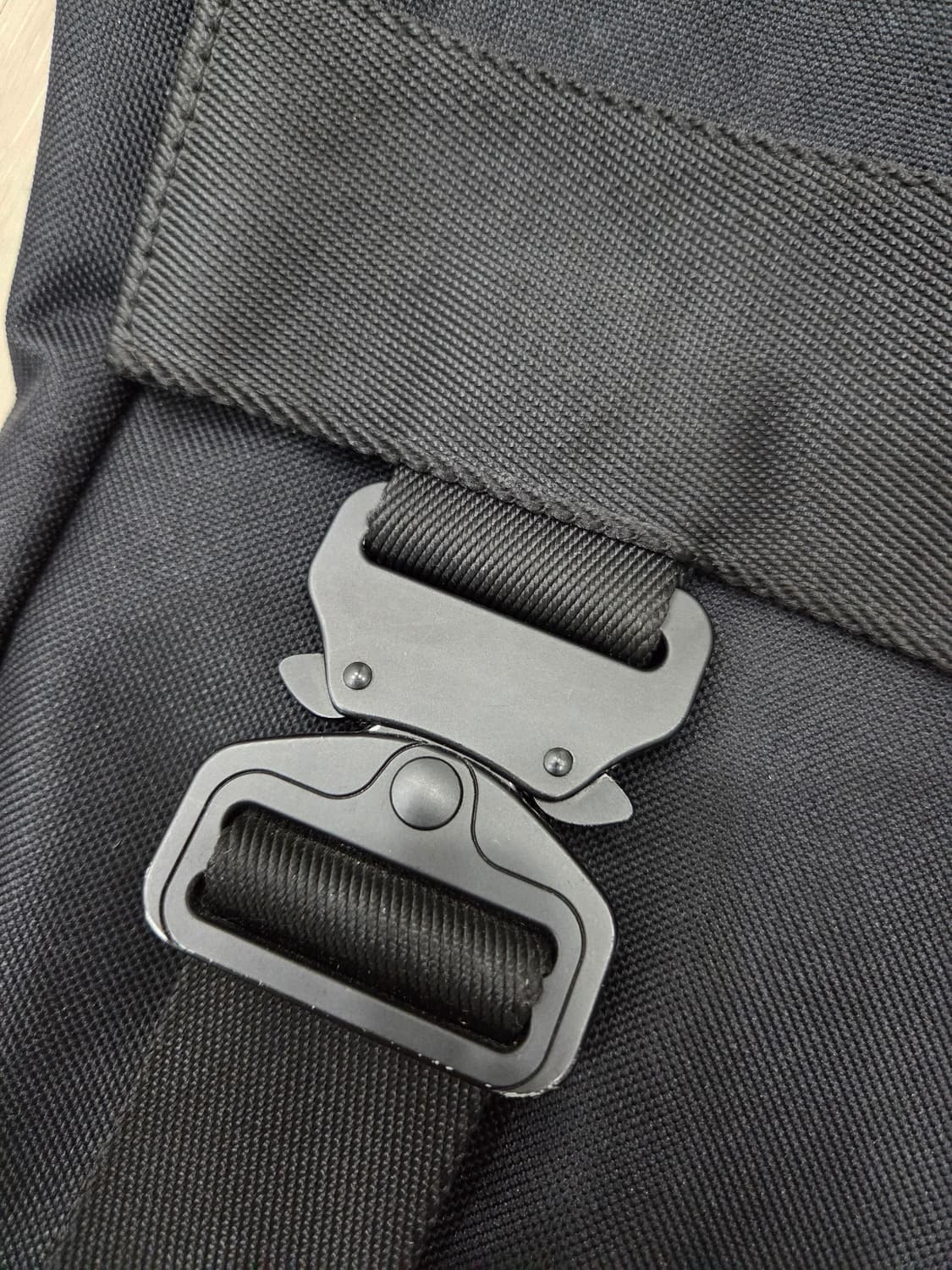 메종미네드  블랙 버클 메신저백 상품이미지4