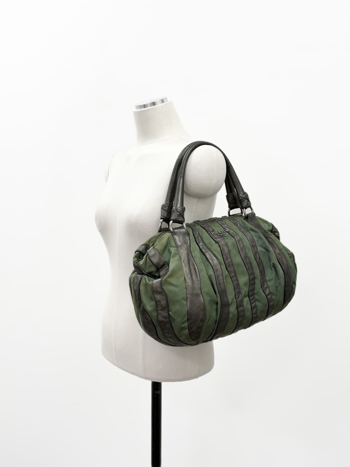 프라다 메탈릭 레더 & 나일론 스트라이프 토트백 상품이미지1