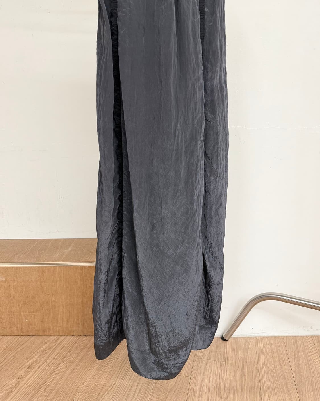 가니 그레이 샤이니 테크 스트랩 미디 드레스  상품이미지3