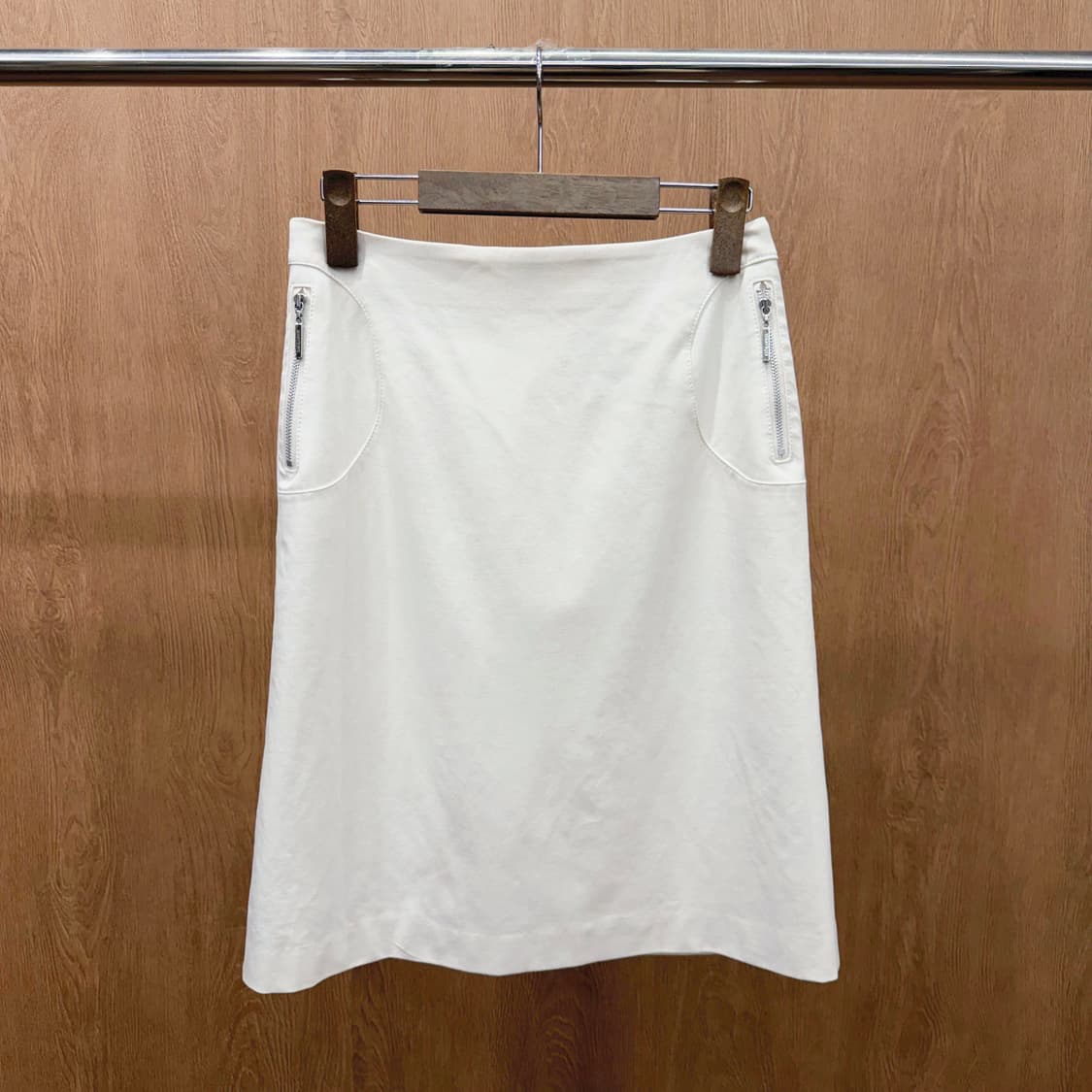 꾸레쥬 미디 스커트 사이드 절개 지퍼 포켓 디테일 A라인 아이보리 상품이미지2