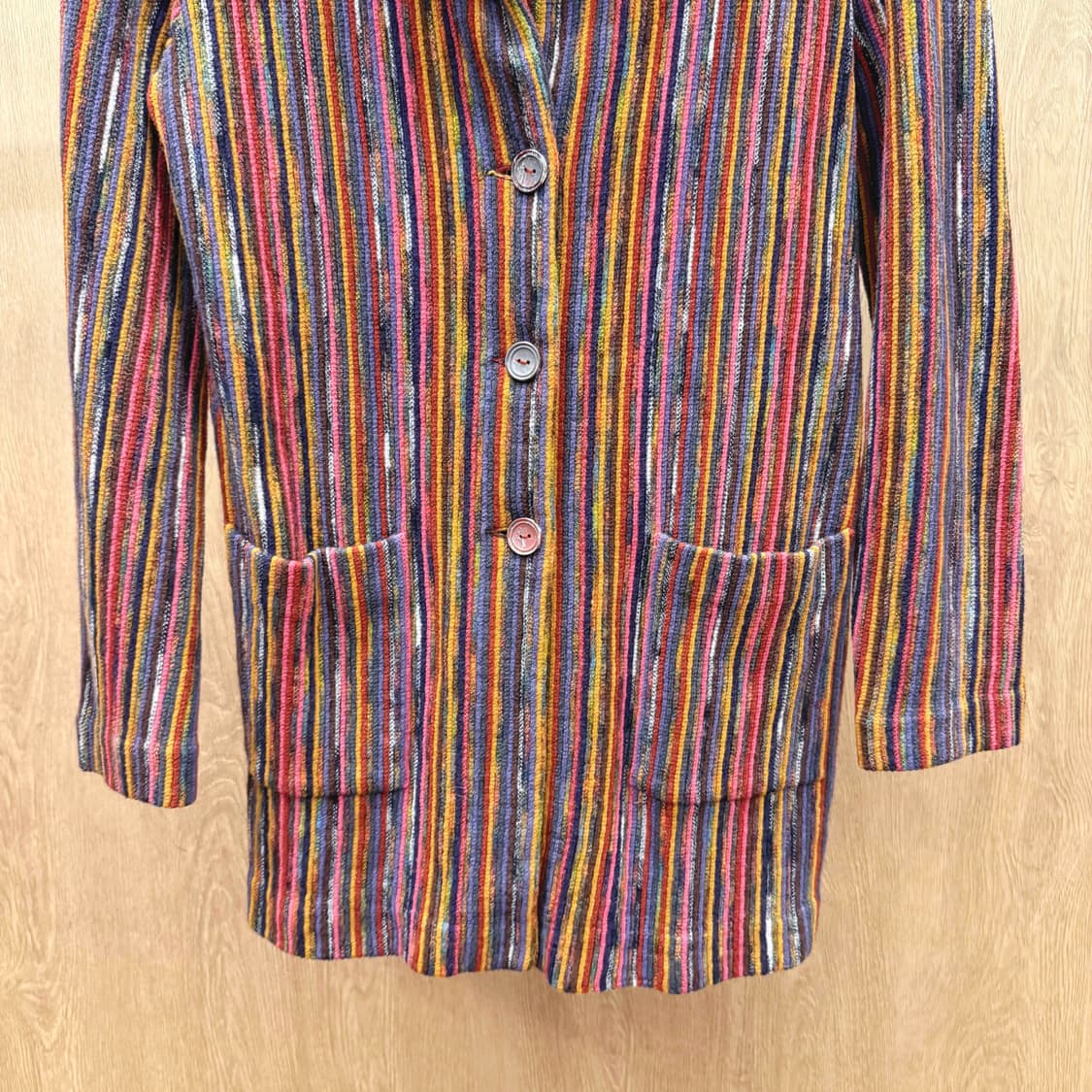 미쏘니 스트라이프 니트 블레이저 테일러드 카라 3버튼 디테일 멀티컬러 상품이미지5