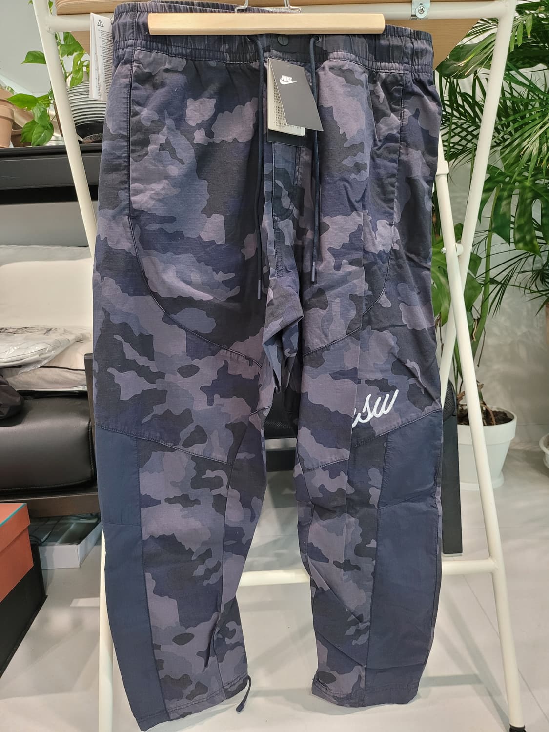 새상품] "감각적인 카모의 정석" 나이키 NSW 우븐 카모 조거 팬츠 ( 상품이미지1
