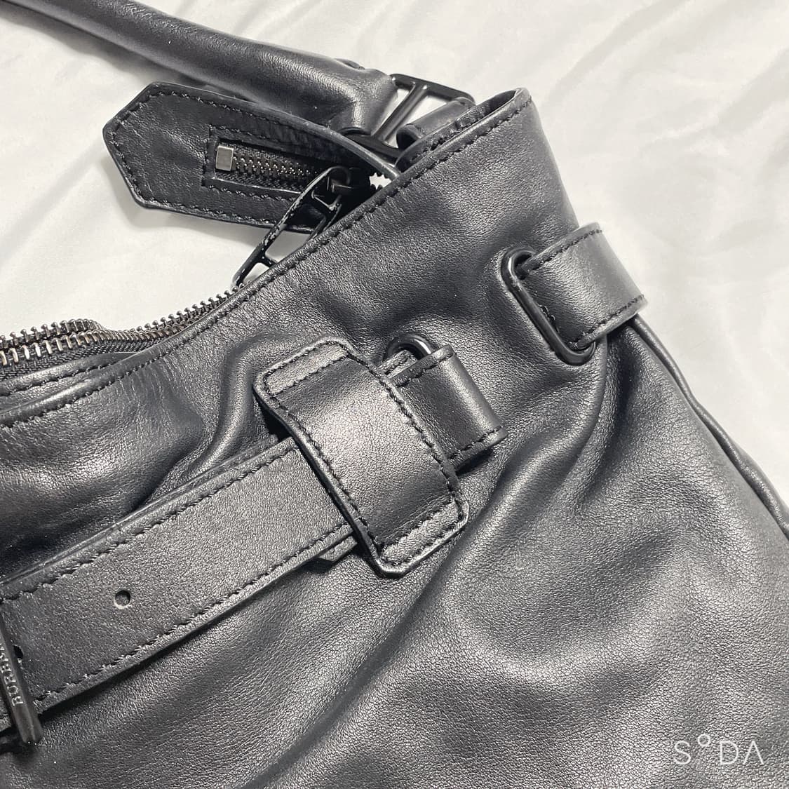 버버리 블랙 레더 호보백 상품이미지3