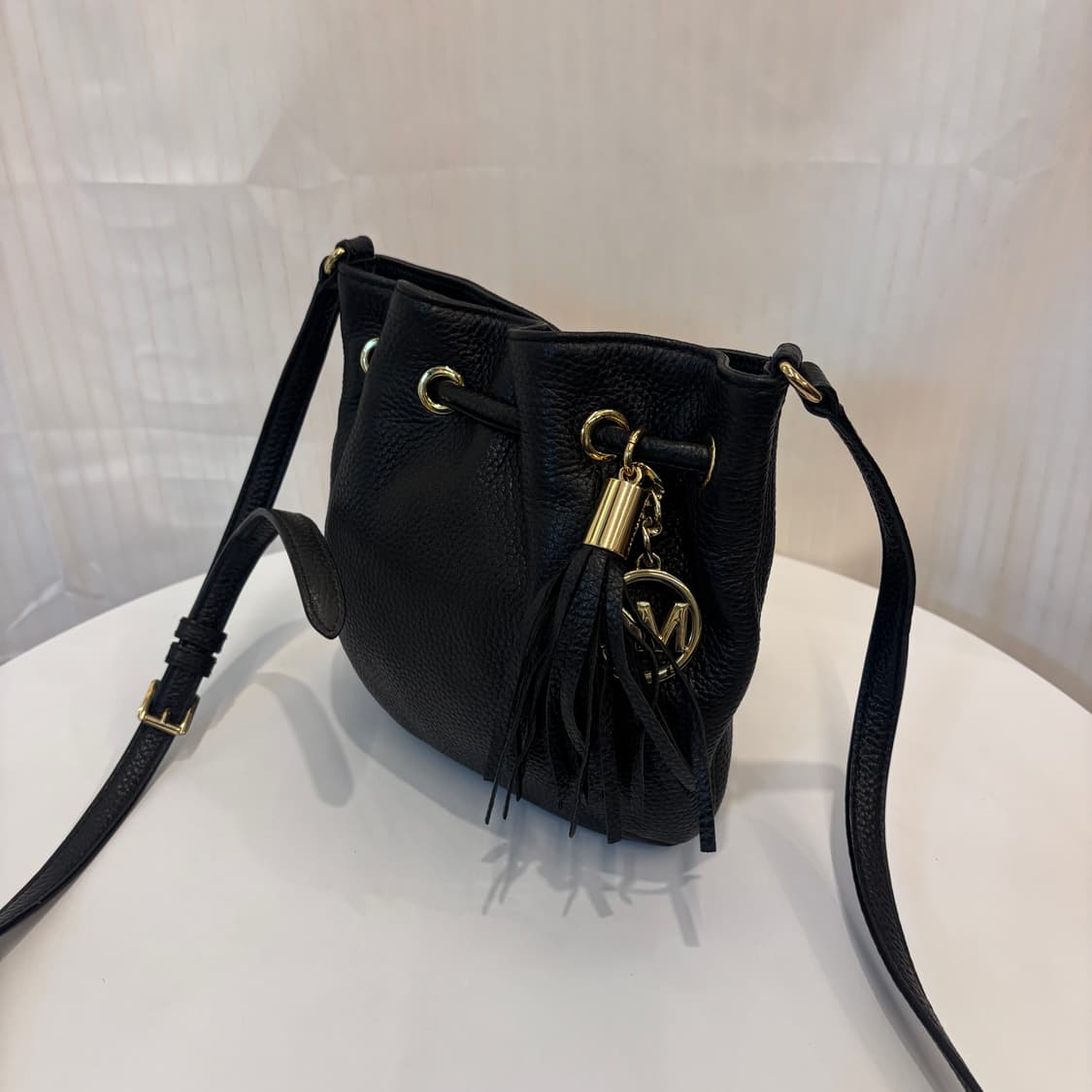 정품 마이클코어스 복조리 크로스백     상품이미지3