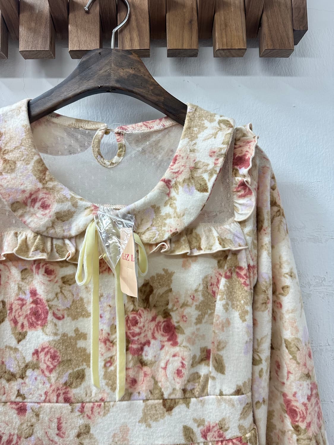 택있는 새상품 Liz Lisa 리즈리사 플라워 프릴 둥근 카라 원피스 상품이미지2