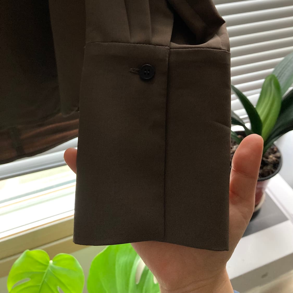 Eaah Cupro Blouse – Khaki 상품이미지5