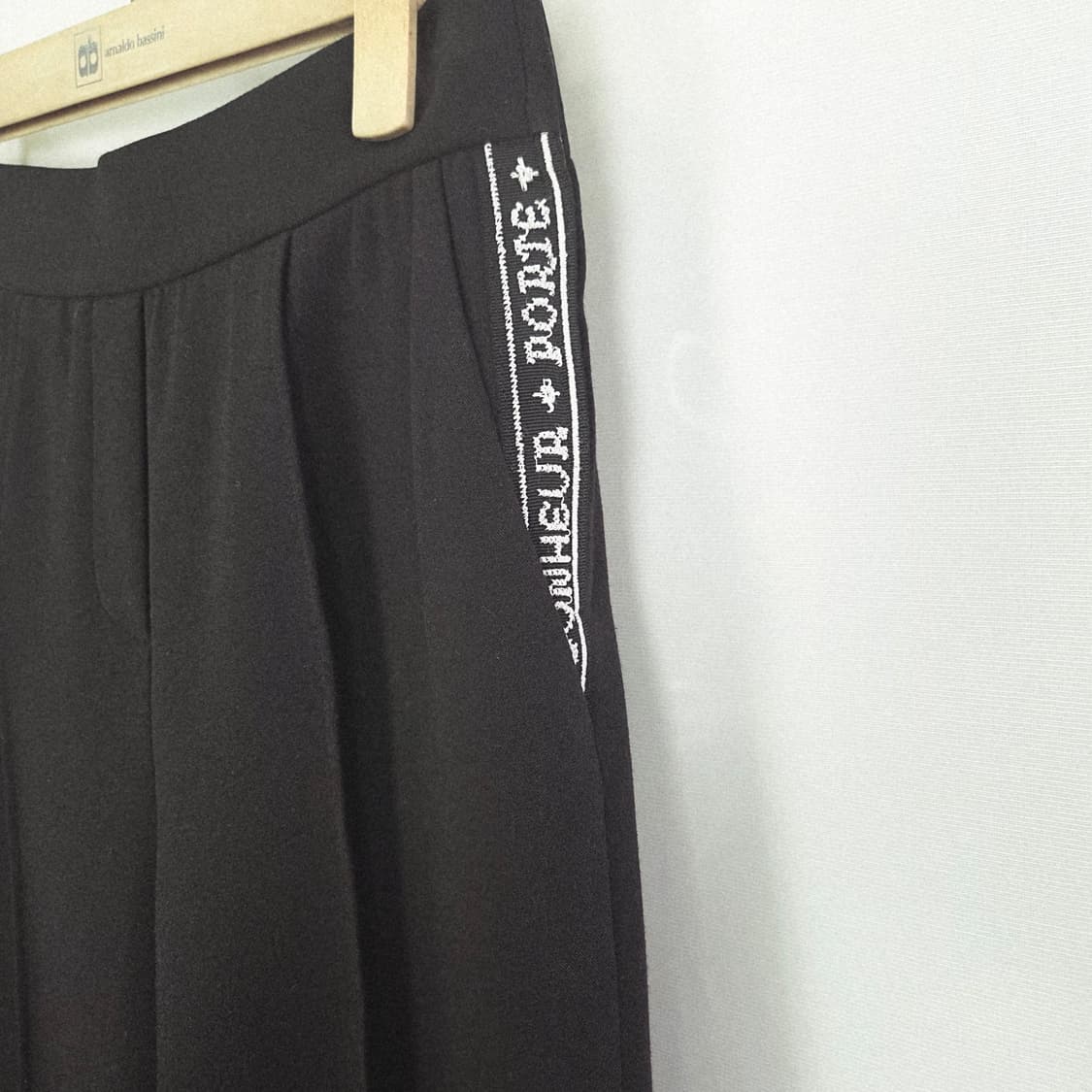 오즈세컨 한섬 백밴딩 자수 포켓 팬츠 블랙 봄.가을 64사이즈 상품이미지6