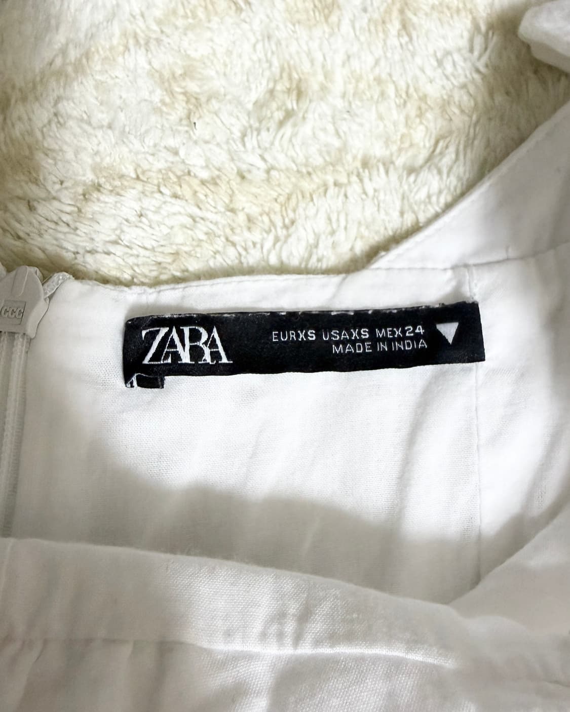 자라 펀칭 민소매 화이트 미니원피스 상품이미지4