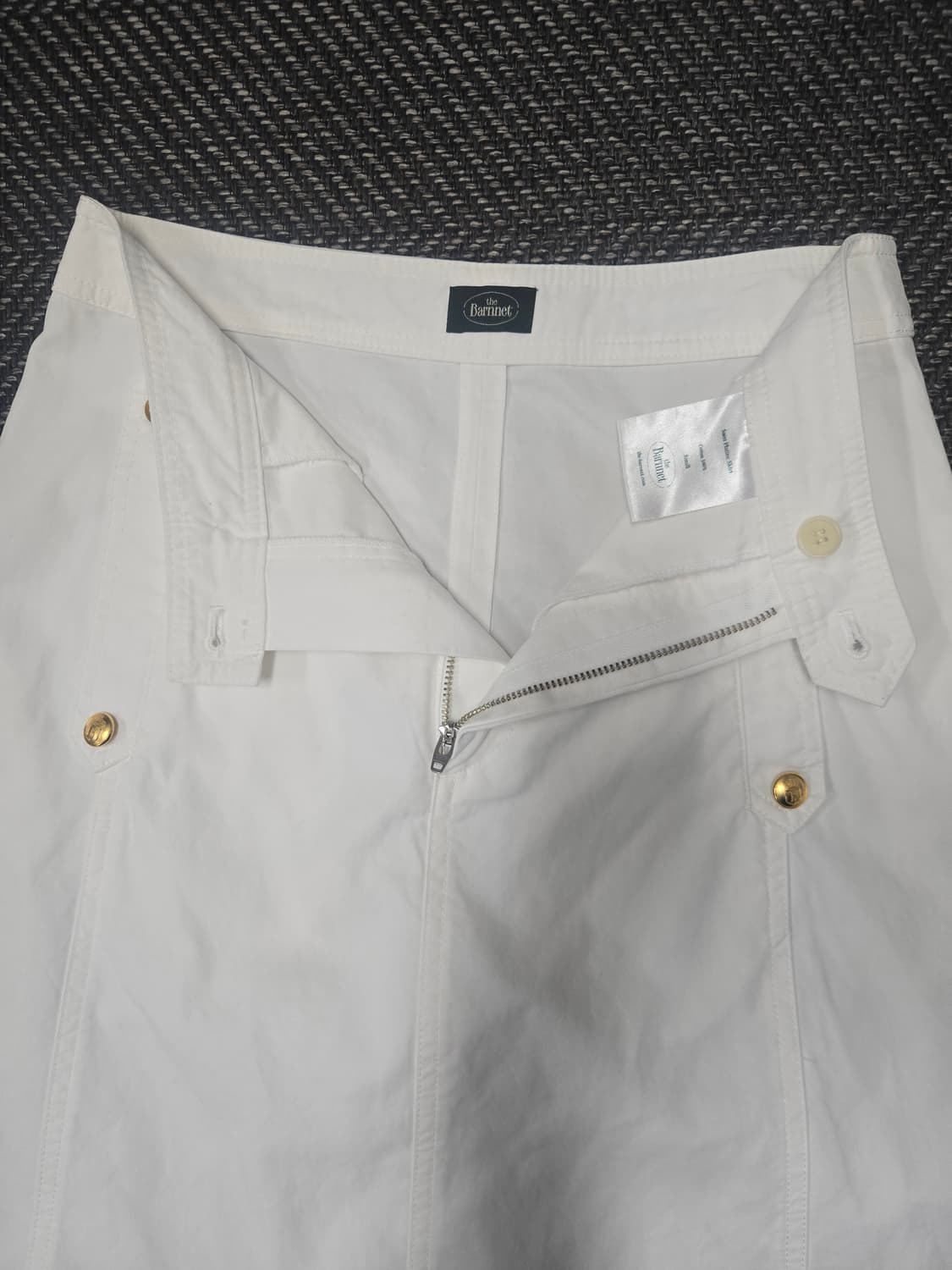 더바넷 화이트 금장 버튼 A라인 스커트 상품이미지3