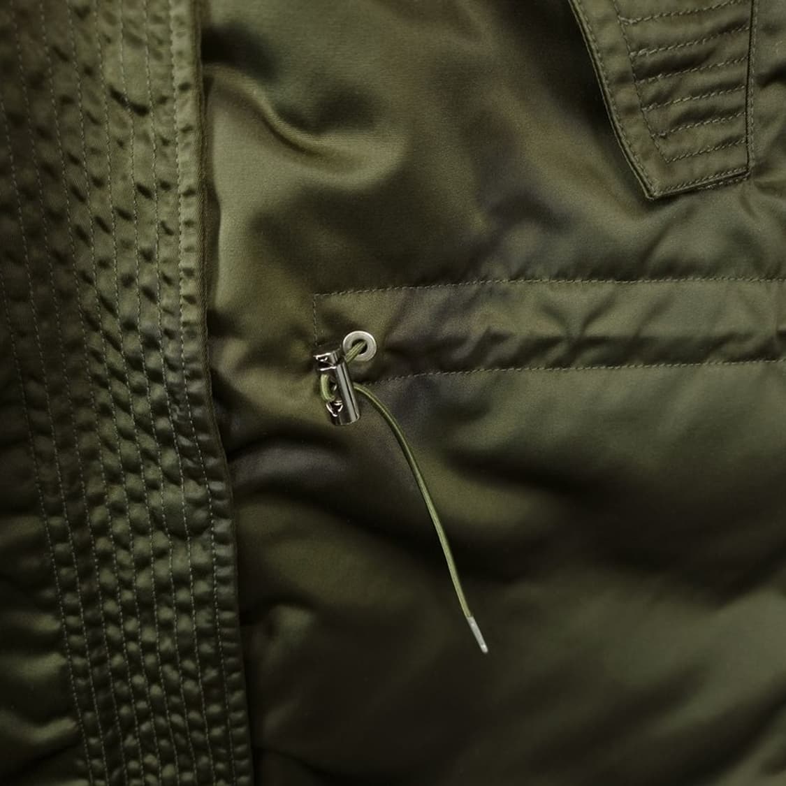 [아크네스튜디오] 카라리스 오버핏 사틴 롱 패딩 카키 P01117 상품이미지6