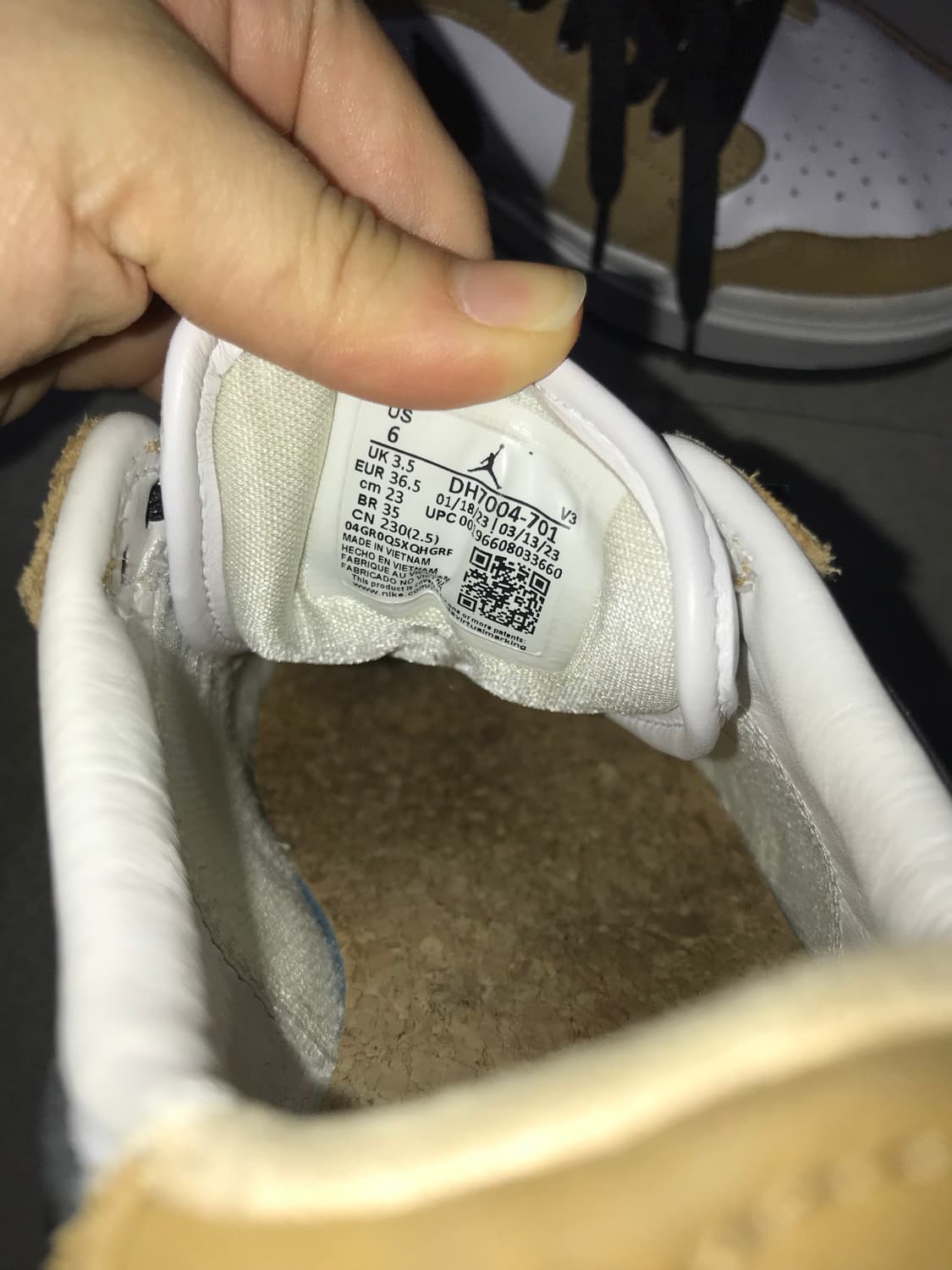 뉴욕매장구매!나이키 에어 조던 1 로우 흰/골드 230mm 상품이미지6