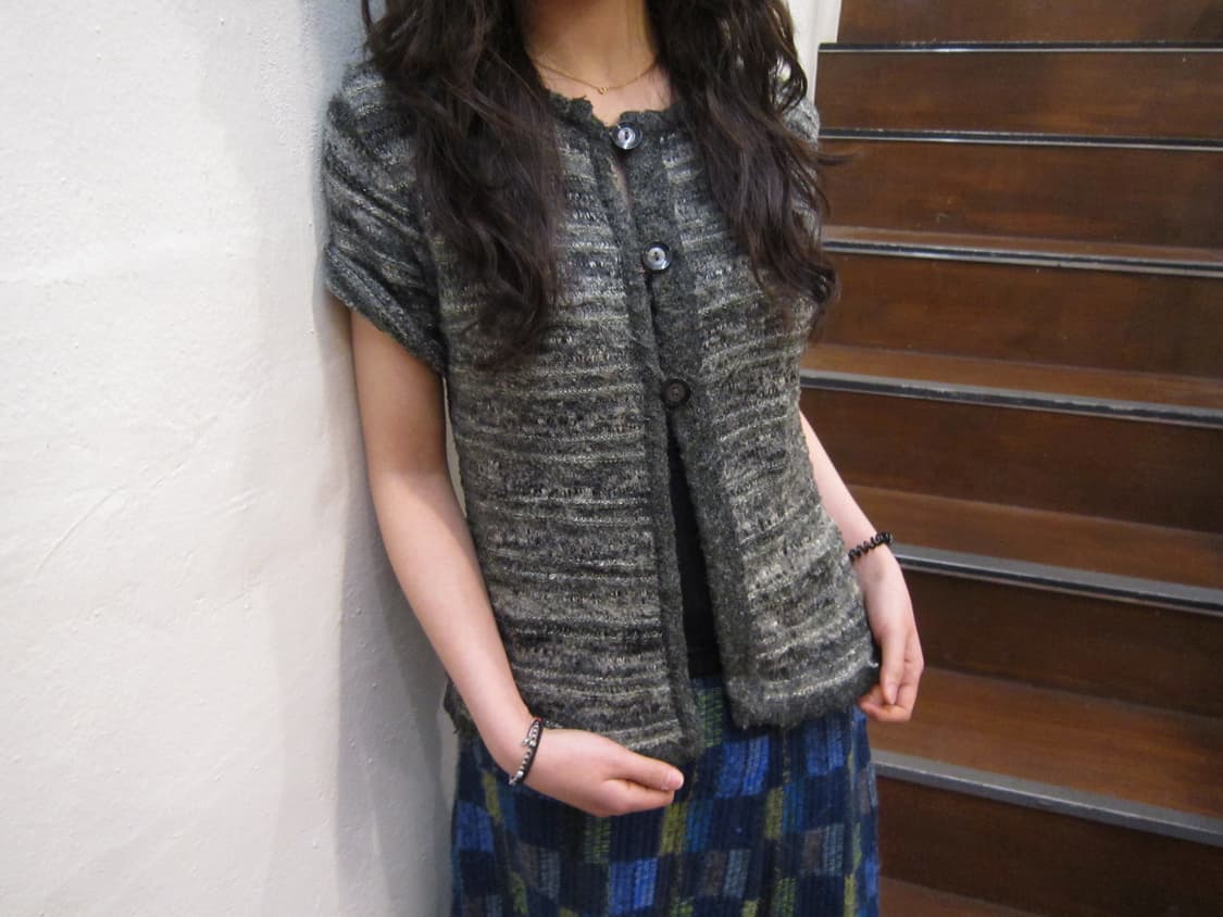 빈티지 라운드넥 반팔 가디건 멀티 스트라이프 패턴 디테일 차콜 그레이 상품이미지1