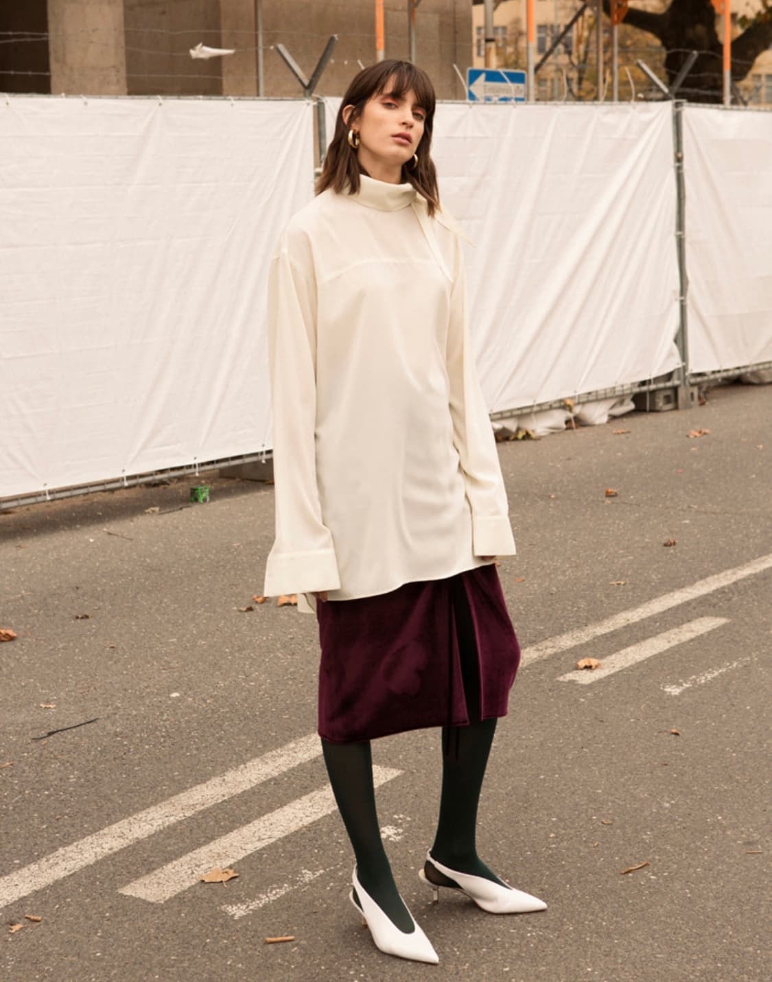 앤더슨벨 HIGH NECK LONG BLOUSE 스카프 단추 오프숄더 상품이미지1