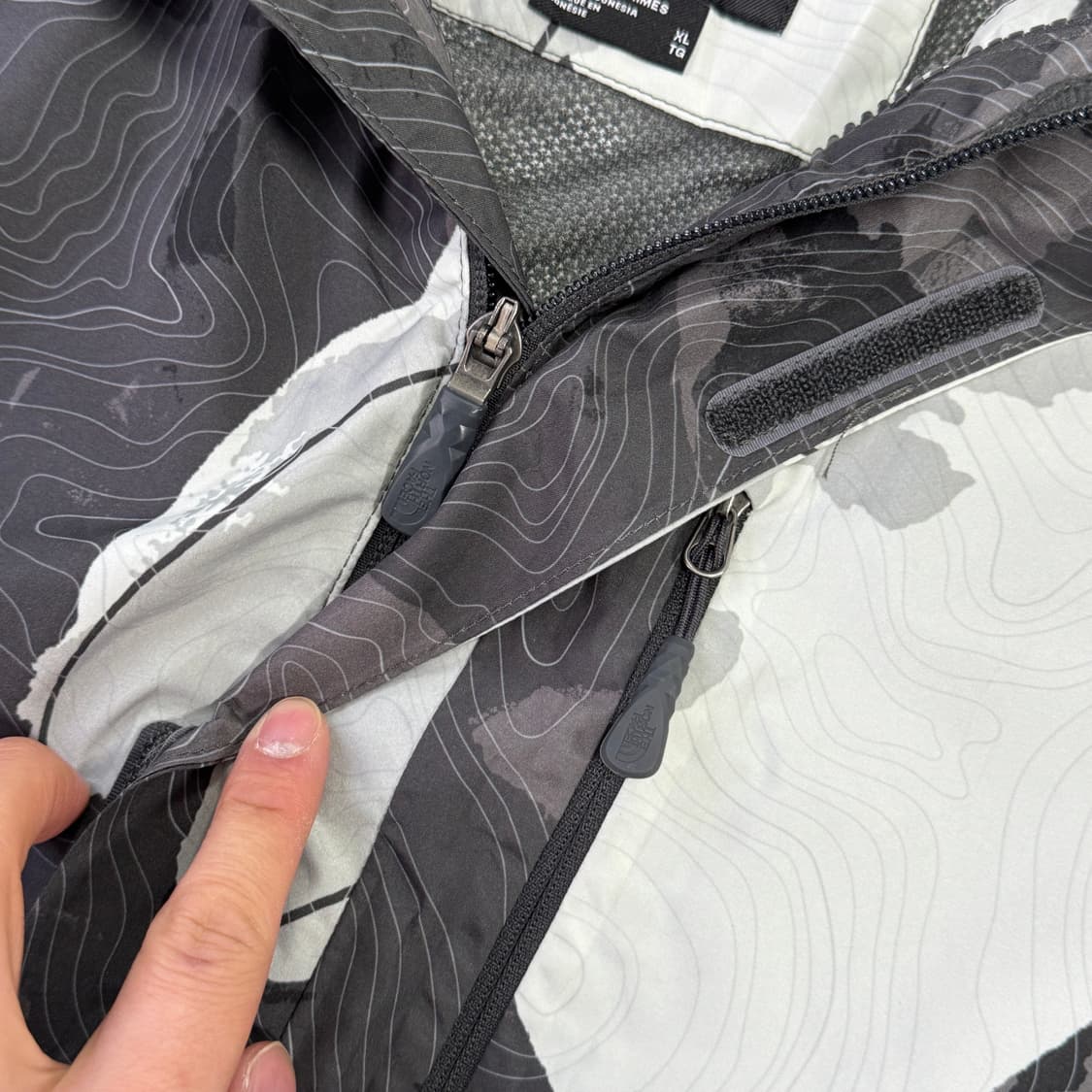 노스페이스 해외판 카모 플라워 바람막이 XL 상품이미지4