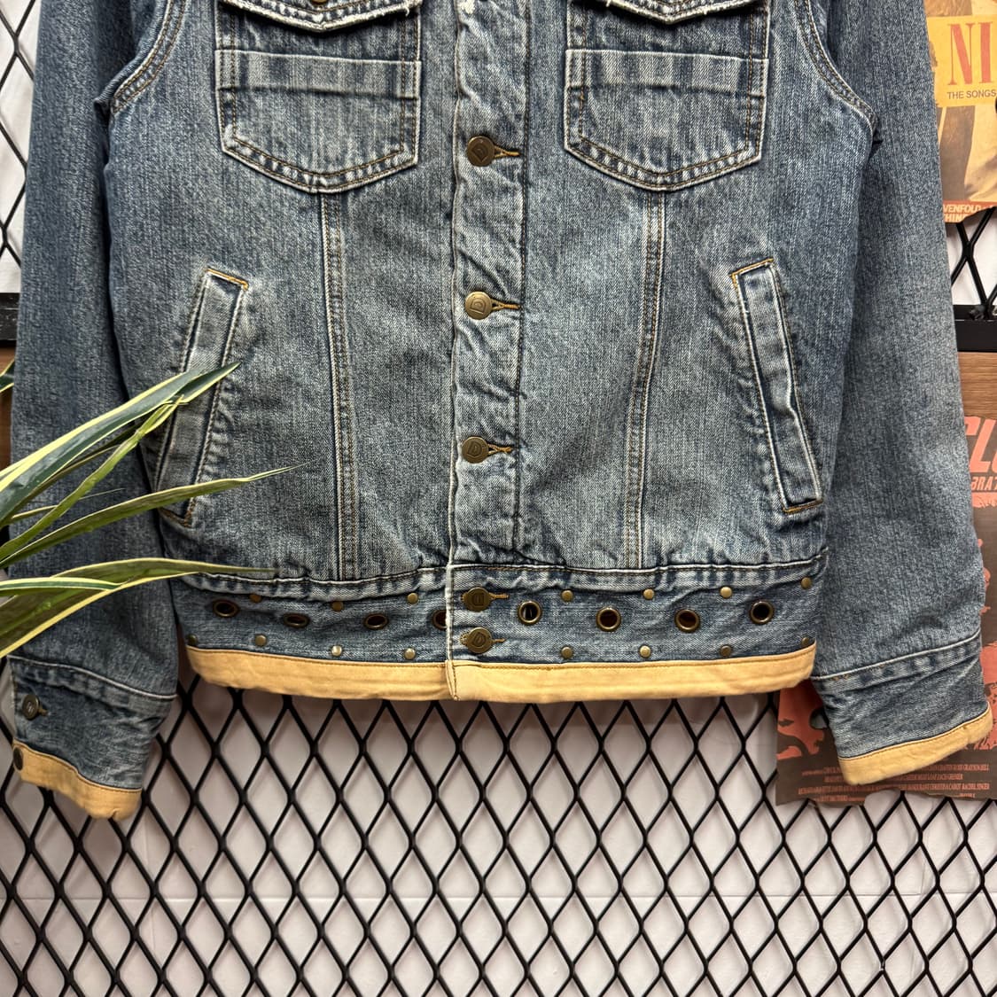 디스퀘어드2 빈티지 데님 쉐르파 자켓 후면 레터링 로고 디테일 상품이미지4