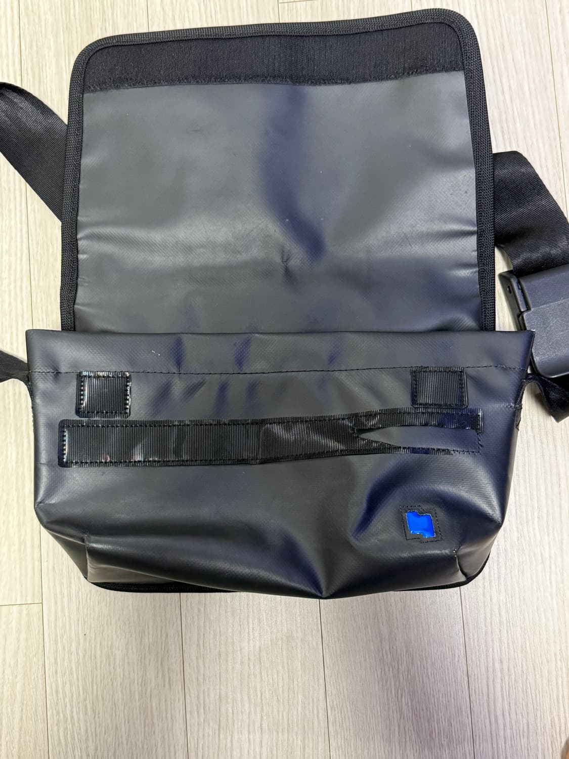 아더에러 스몰 트레이스 이스티 메신저백 느와르 상품이미지5