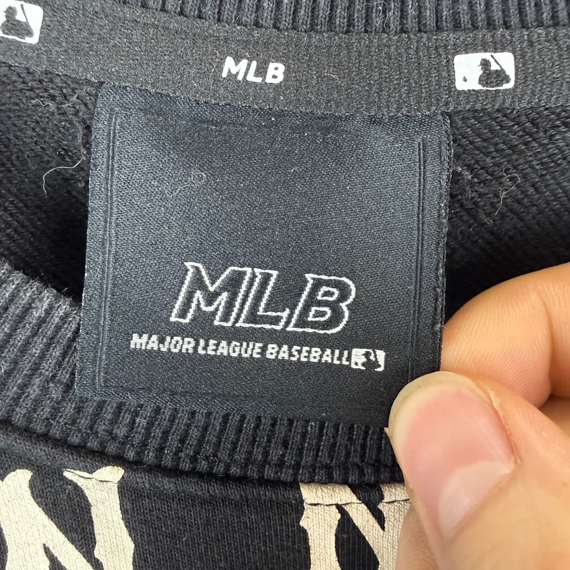 M) MLB 뉴욕양키즈 모노그램 맨투맨 블랙 상품이미지3