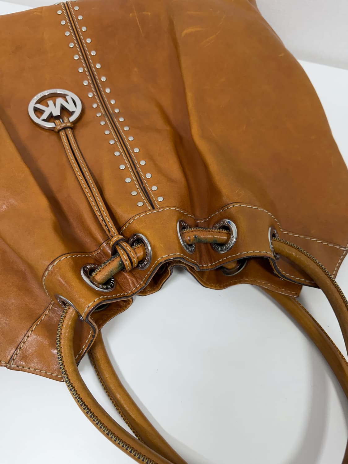 마이클코어스 스터드 가죽 숄더백 상품이미지5