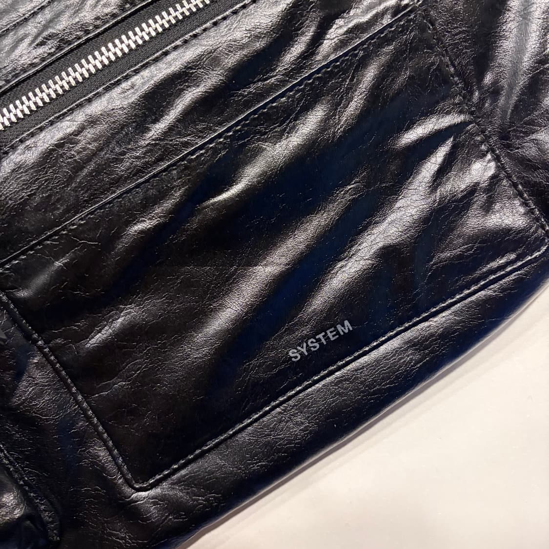 24ss SYSTEM 시스템 크랙 호보백 블랙 레더 상품이미지4